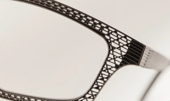 Unique and cost-effective : The filigree grid structure of the hoet spectacle frame is made of titanium from an EOS M290